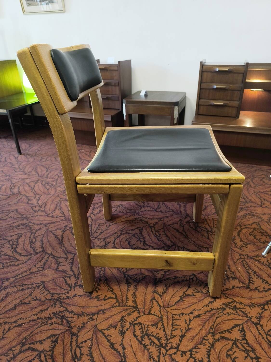 4 chairs in solid elm and leather from the Regain brand.