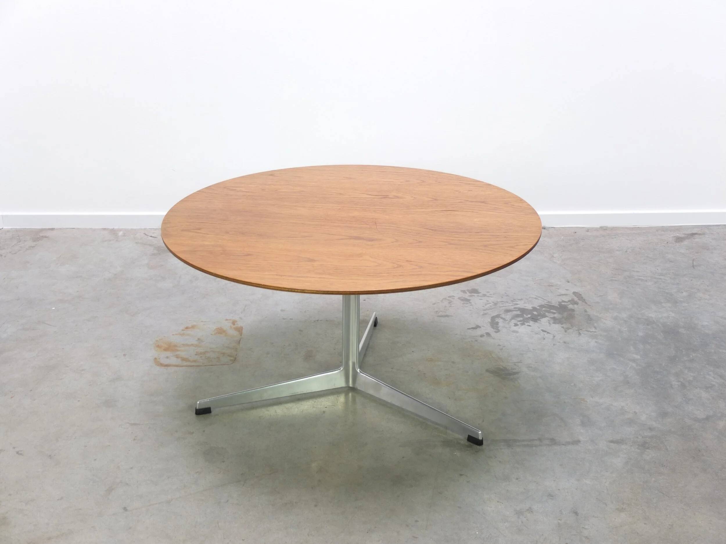 Circular coffee table in oak by Arne Jacobsen for Fritz Hansen, 1960s