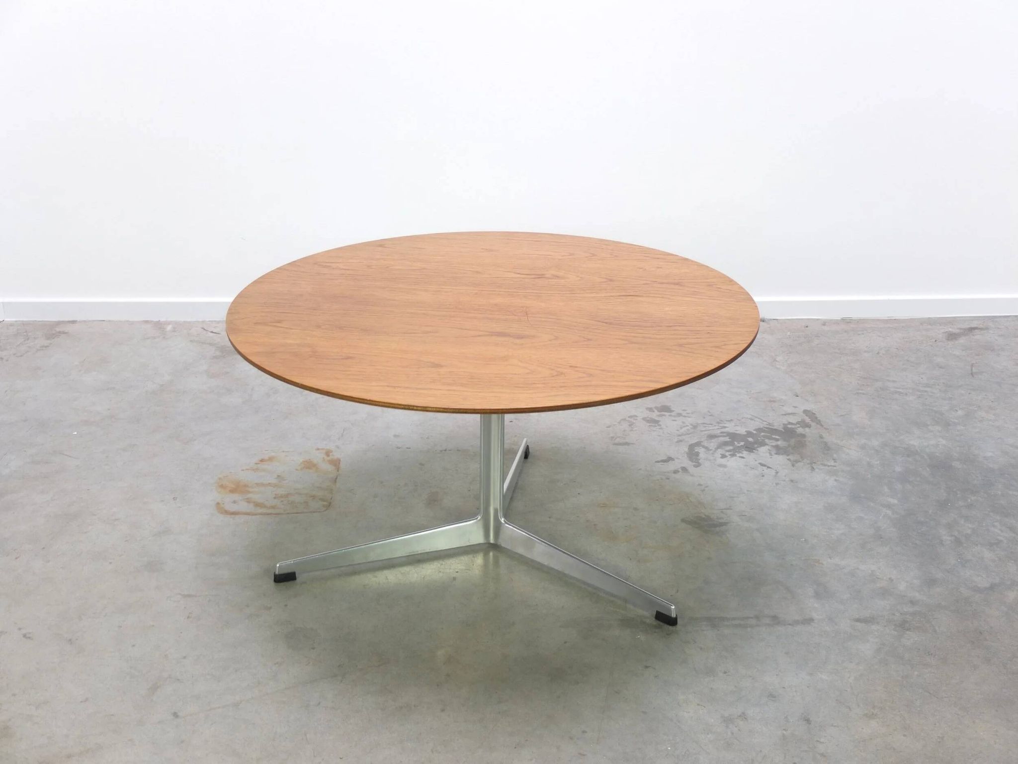 Circular coffee table in oak by Arne Jacobsen for Fritz Hansen, 1960s