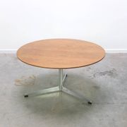 Circular coffee table in oak by Arne Jacobsen for Fritz Hansen, 1960s