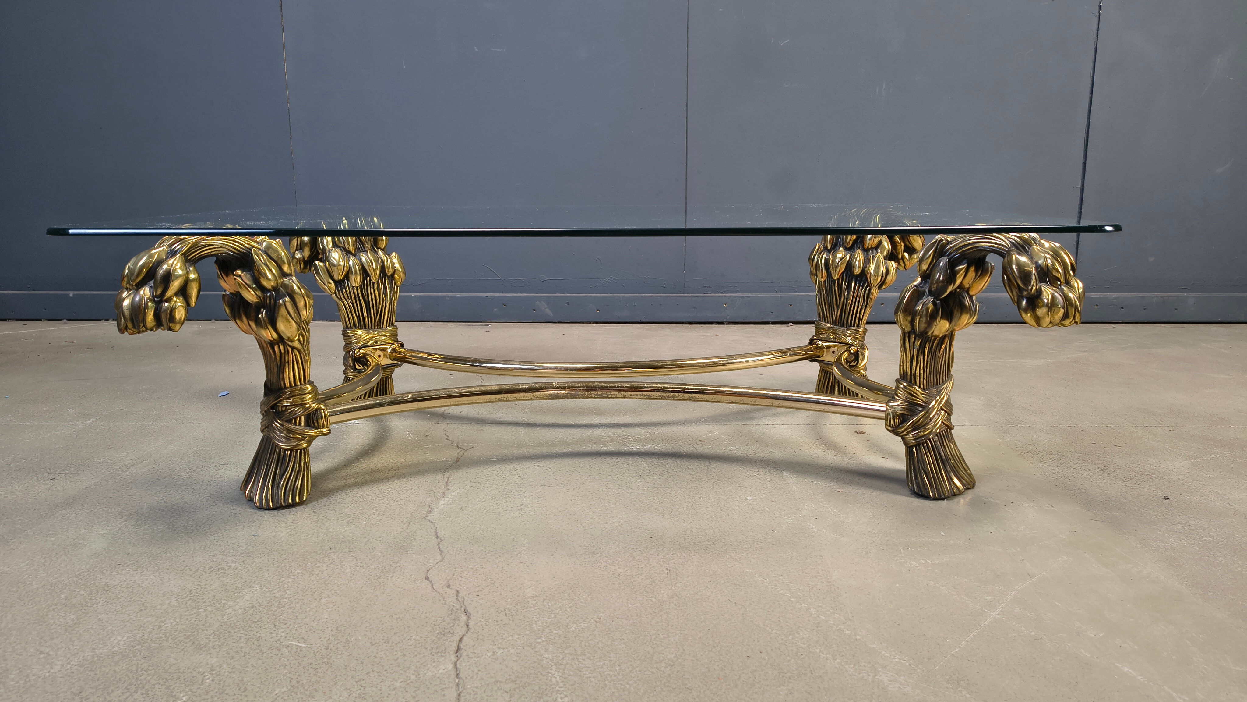 Table basse tulipe en laiton vintage, années 1970