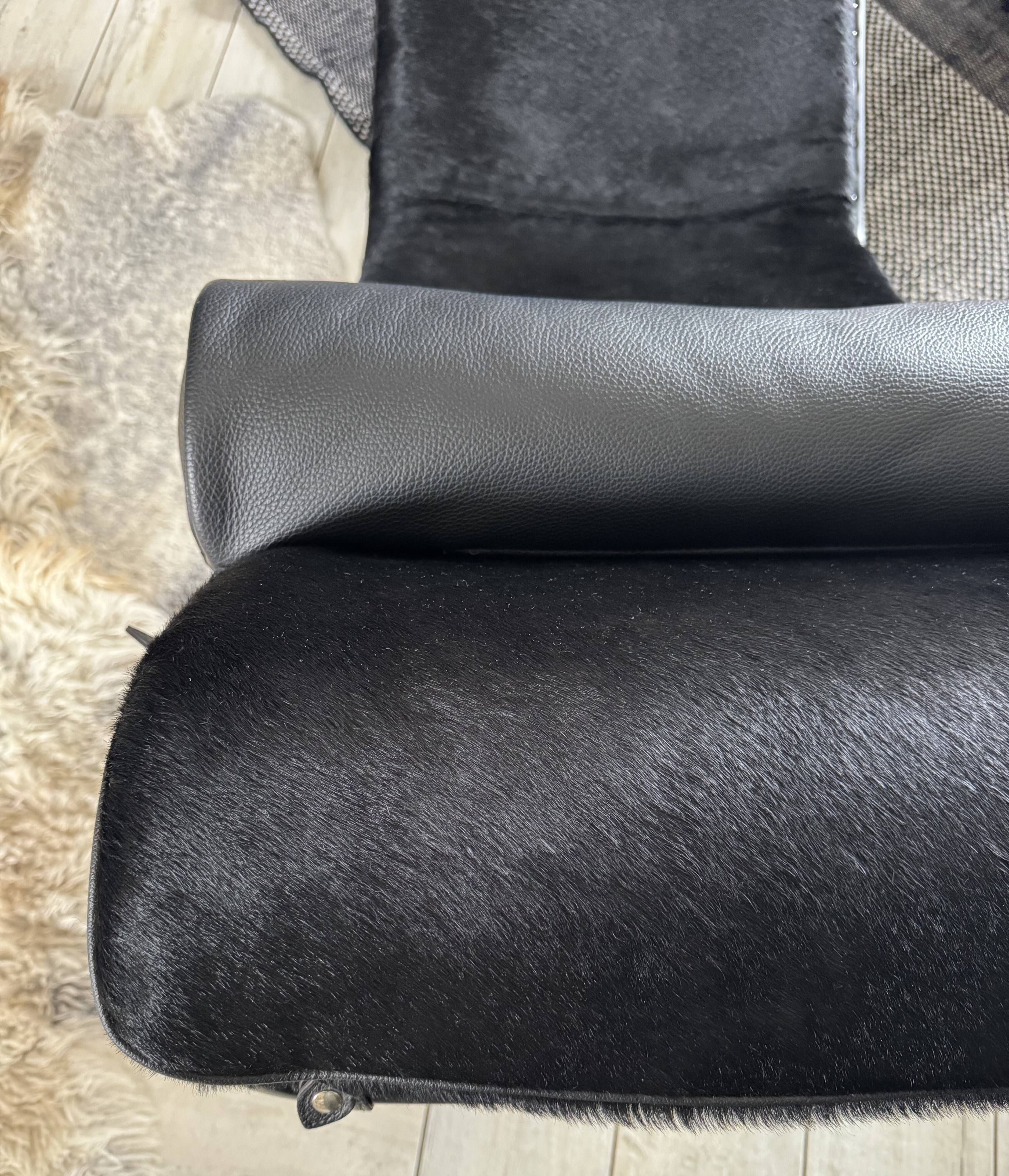Fauteuil, chaise longue en peau Noire modèle LC4 Le Corbusier