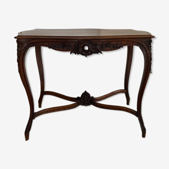 Table en noyer sculpté style Louis XV