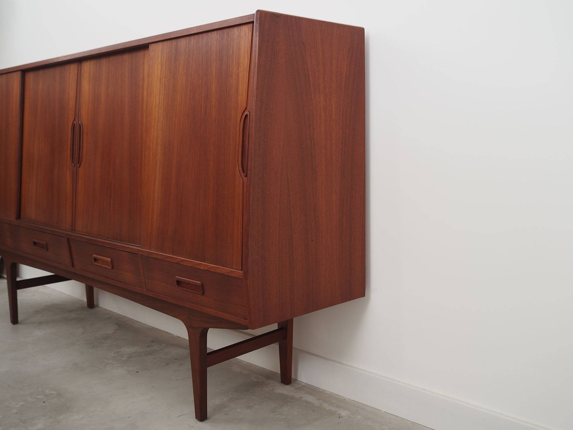 Buffet haut en teck, design danois, années 1960, designer : Børge Seindal, fabricant