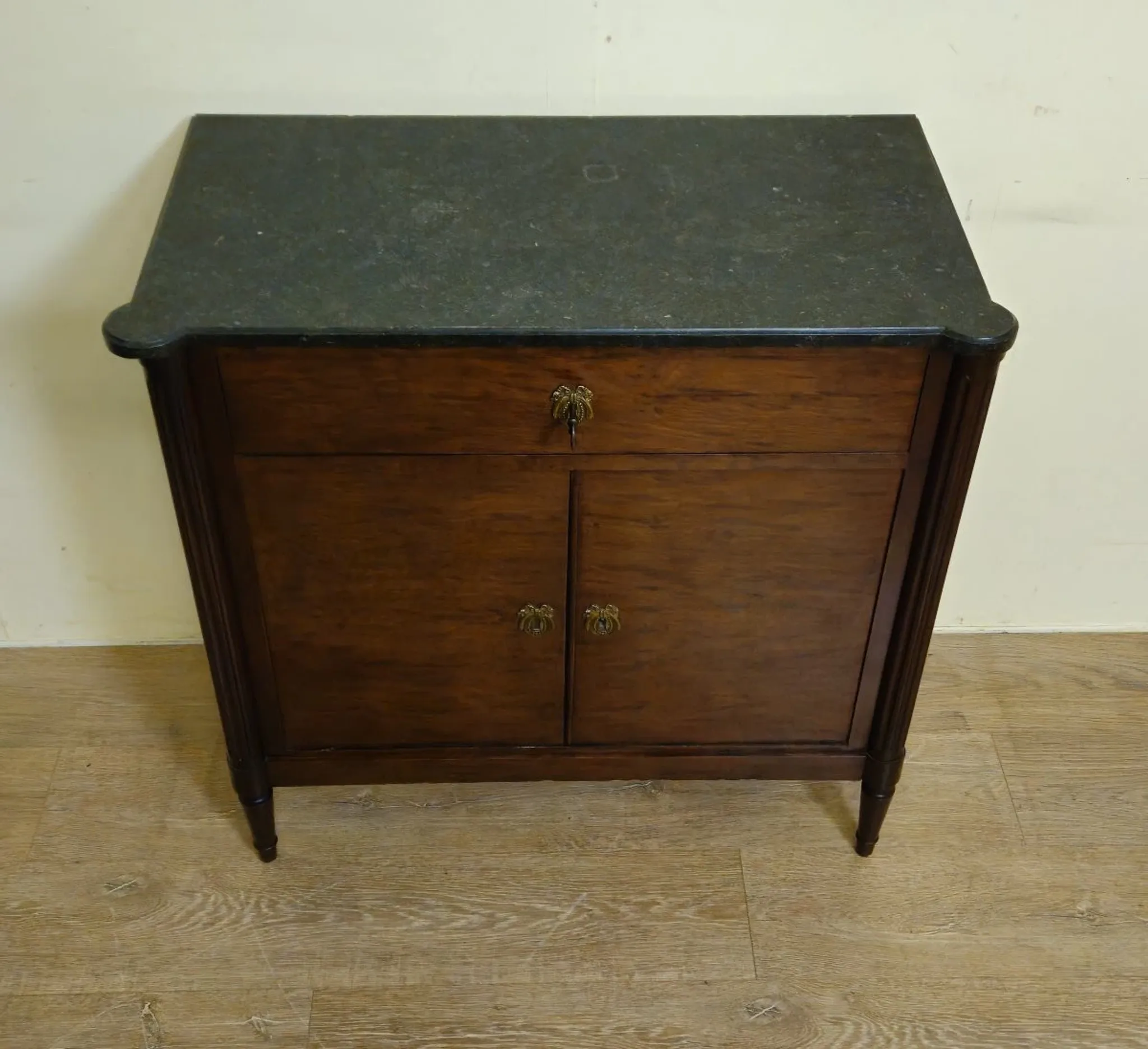 Buffet / cupboard with doors / accent piece in Louis XVI style made of mahogany.