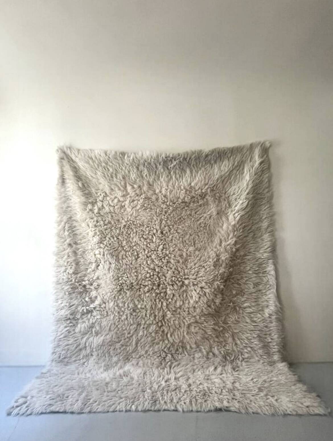 Grand tapis en laine naturelle shaggy / flokati tissé à la main blanc cassé