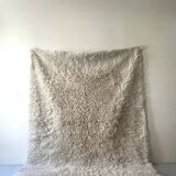 Grand tapis en laine naturelle shaggy / flokati tissé à la main blanc cassé