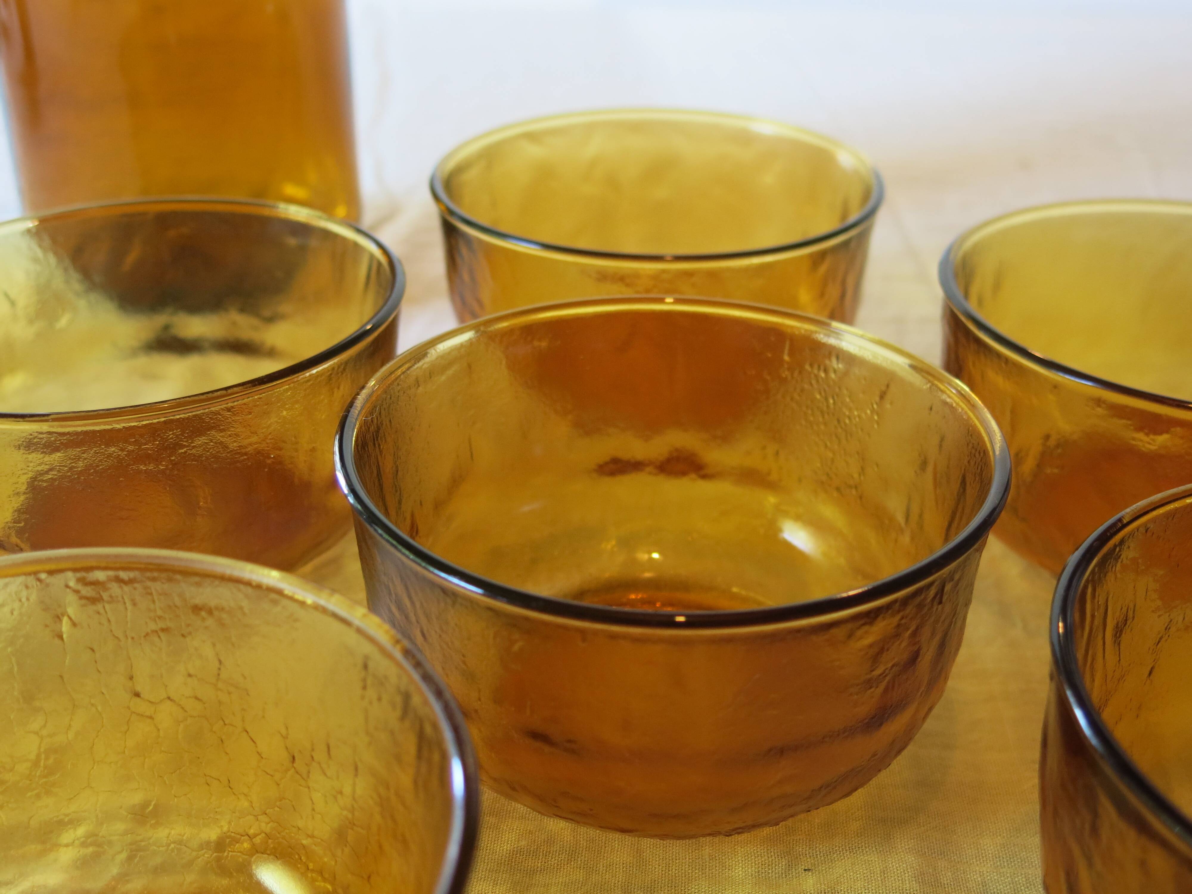 6 bols en verre opaque jaune de chez Lever en très bon état.