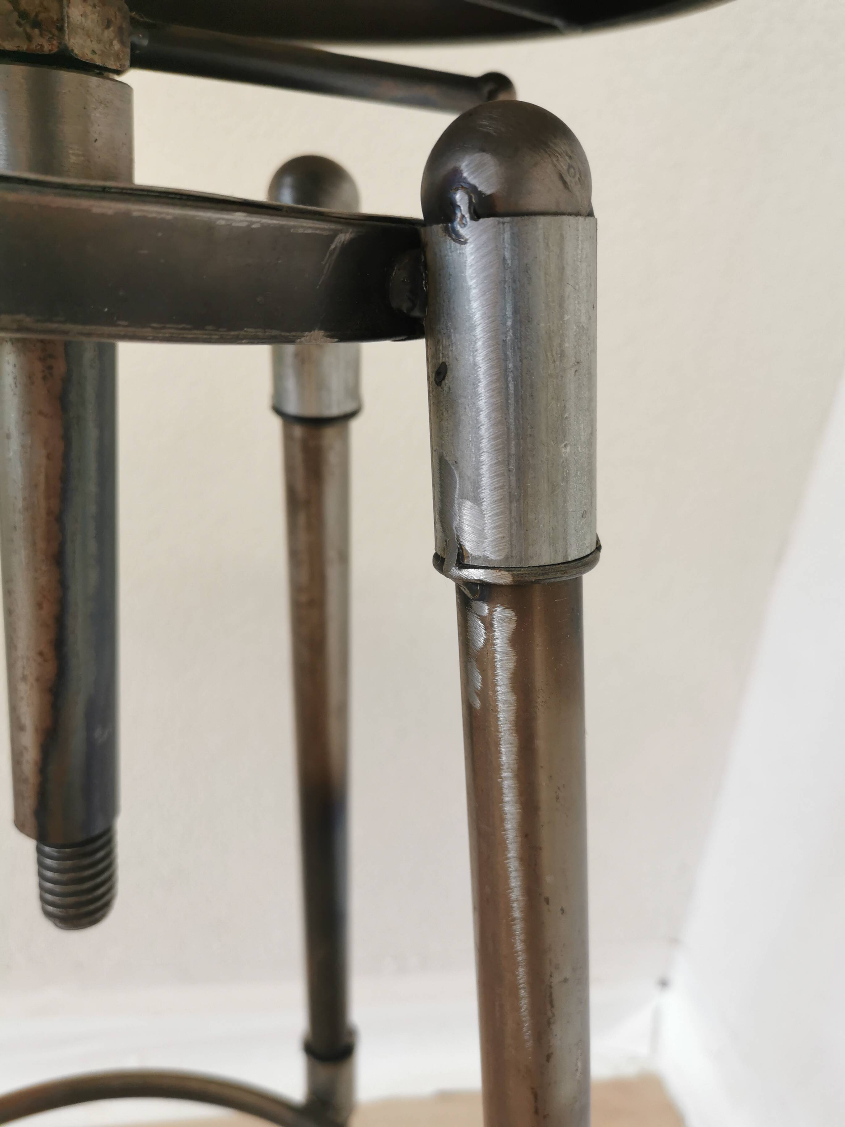 Chaise de bar vintage en métal faite à la main : siège pivotant en cuir à hauteur réglable