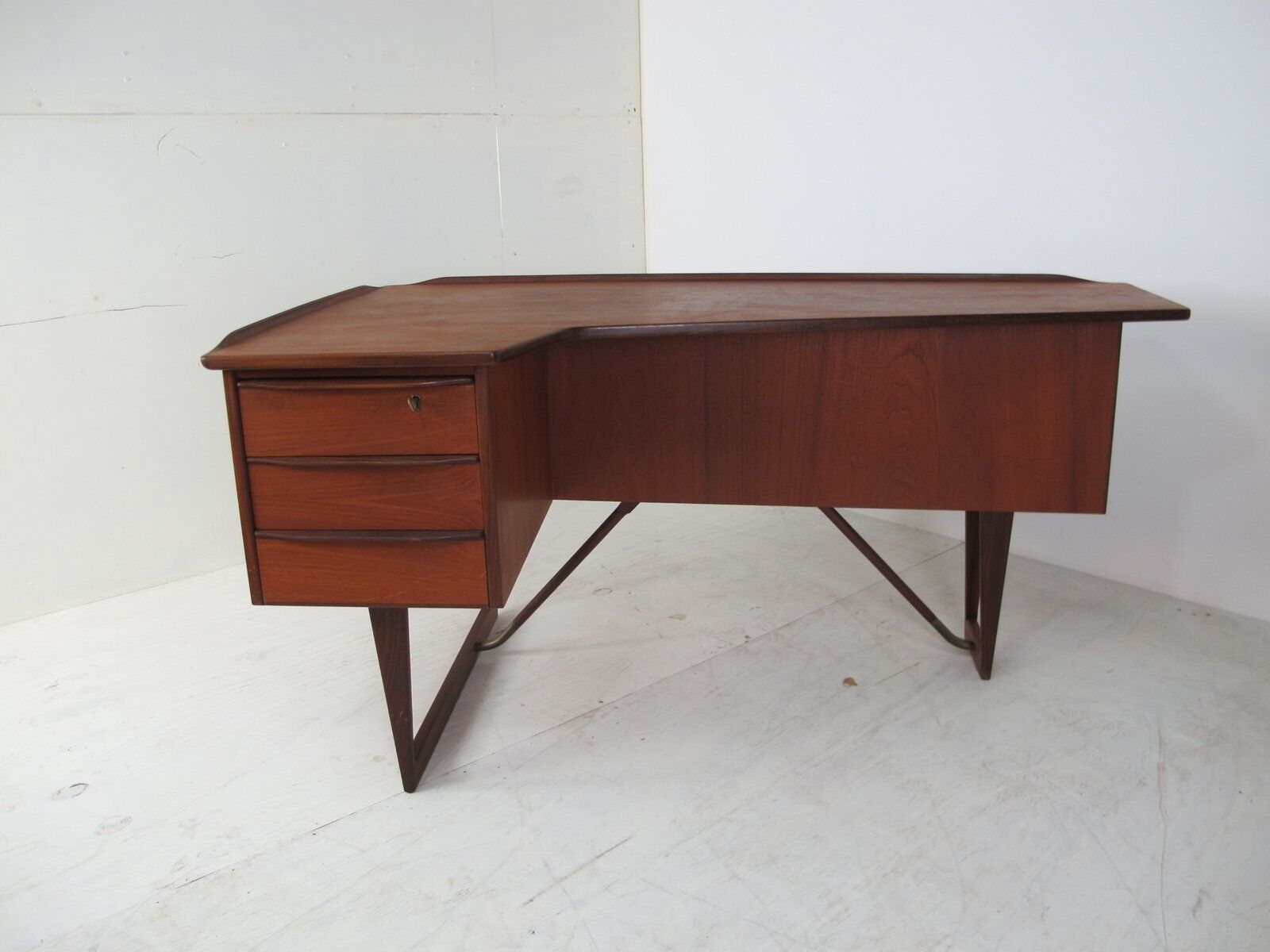 Boomerang desk in teak by Peter Lavig Nielsen for Denmark, 1950s