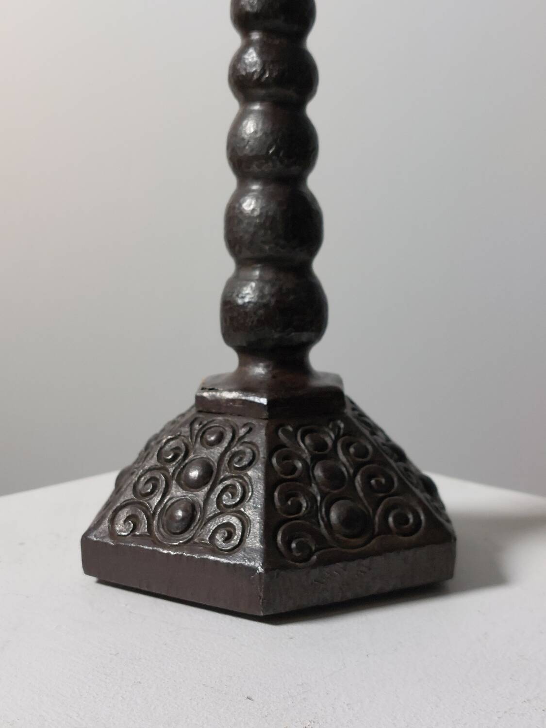 Candelabre en forme de bobine de style menorah habilement forgé.