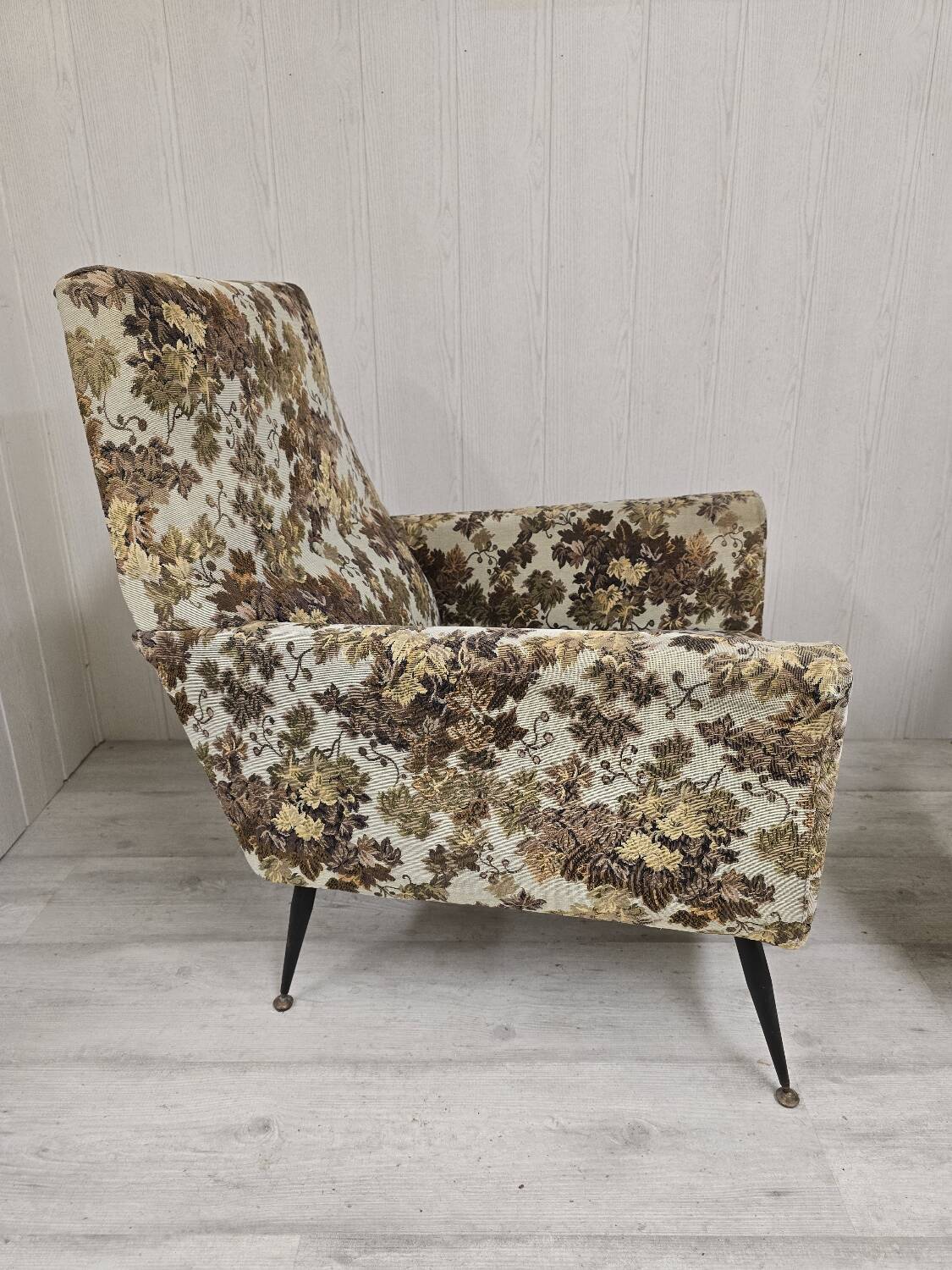 Pair of Mid-Century Design armchairs – jacquard upholstery with tapered legs