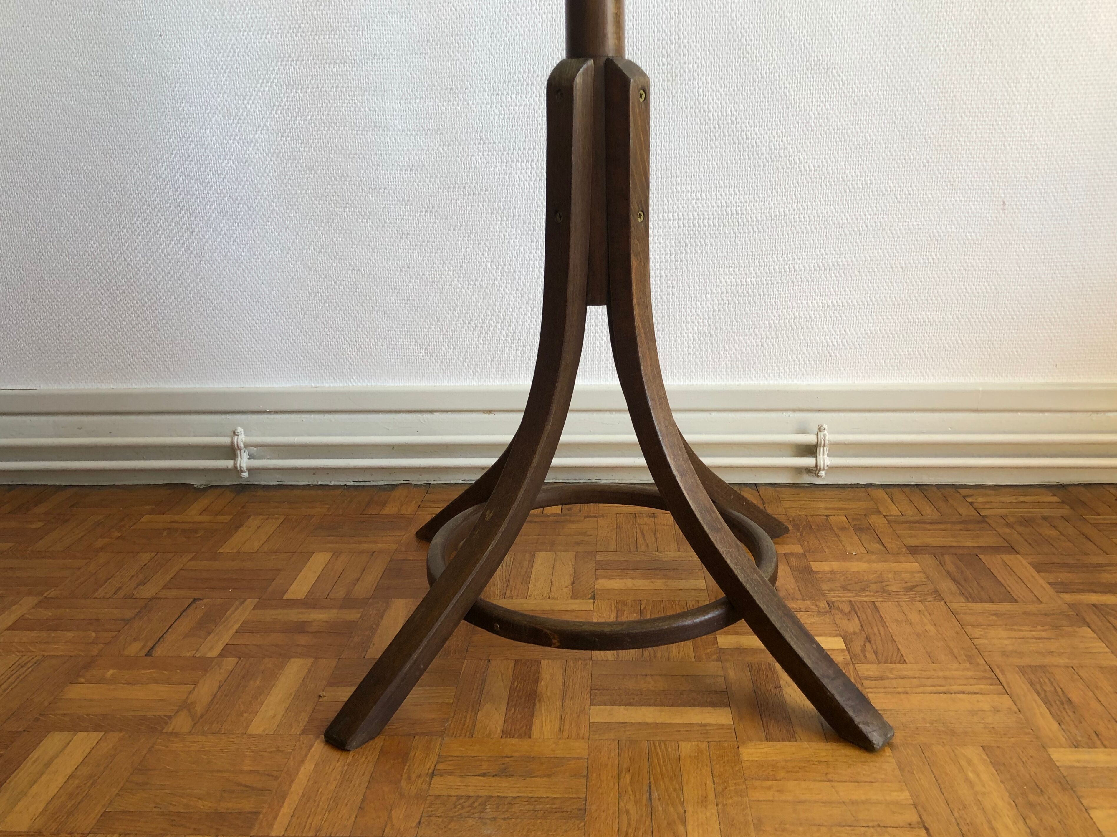 Baumann bistro parrot coat holder