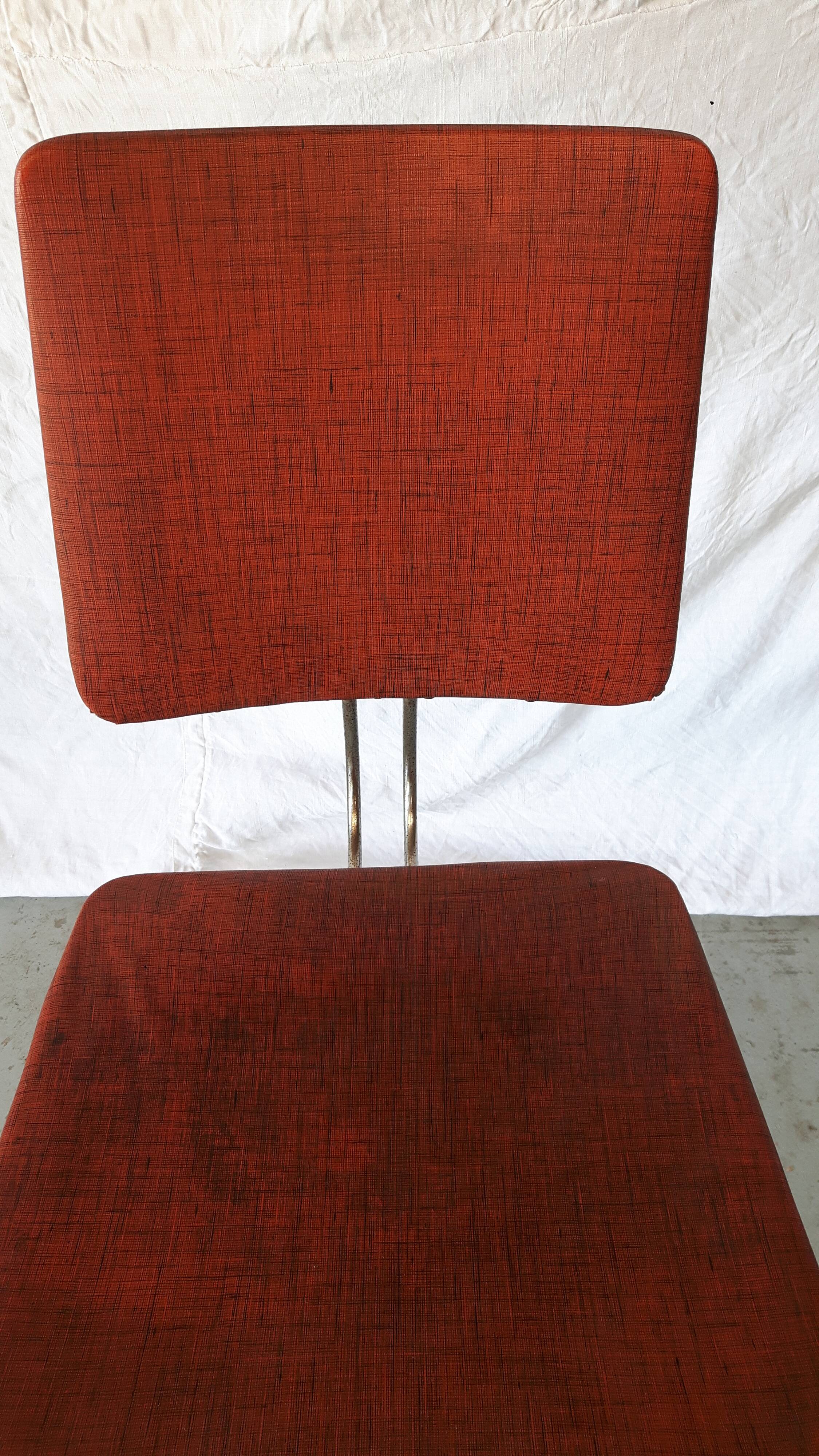 Chaise giratoire vintage en skaï rouge