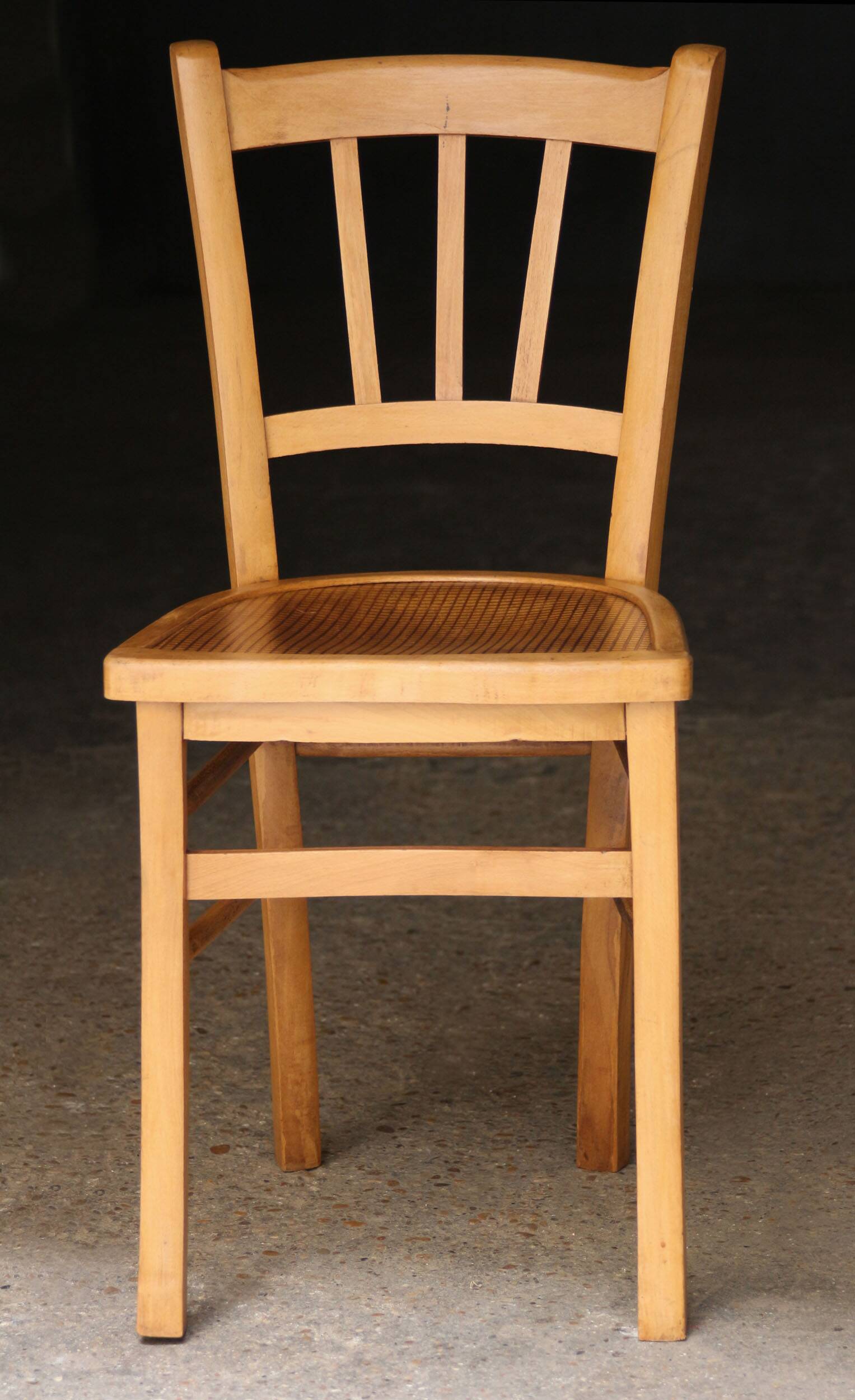 Bistro chair in curved wood (early 20th century).