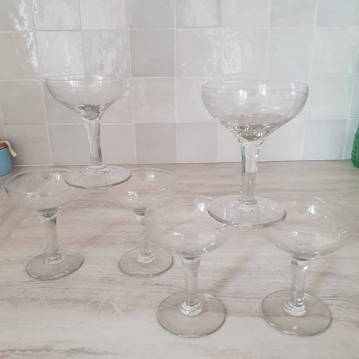 Champagne glasses in blown glass and chiseled decoration
