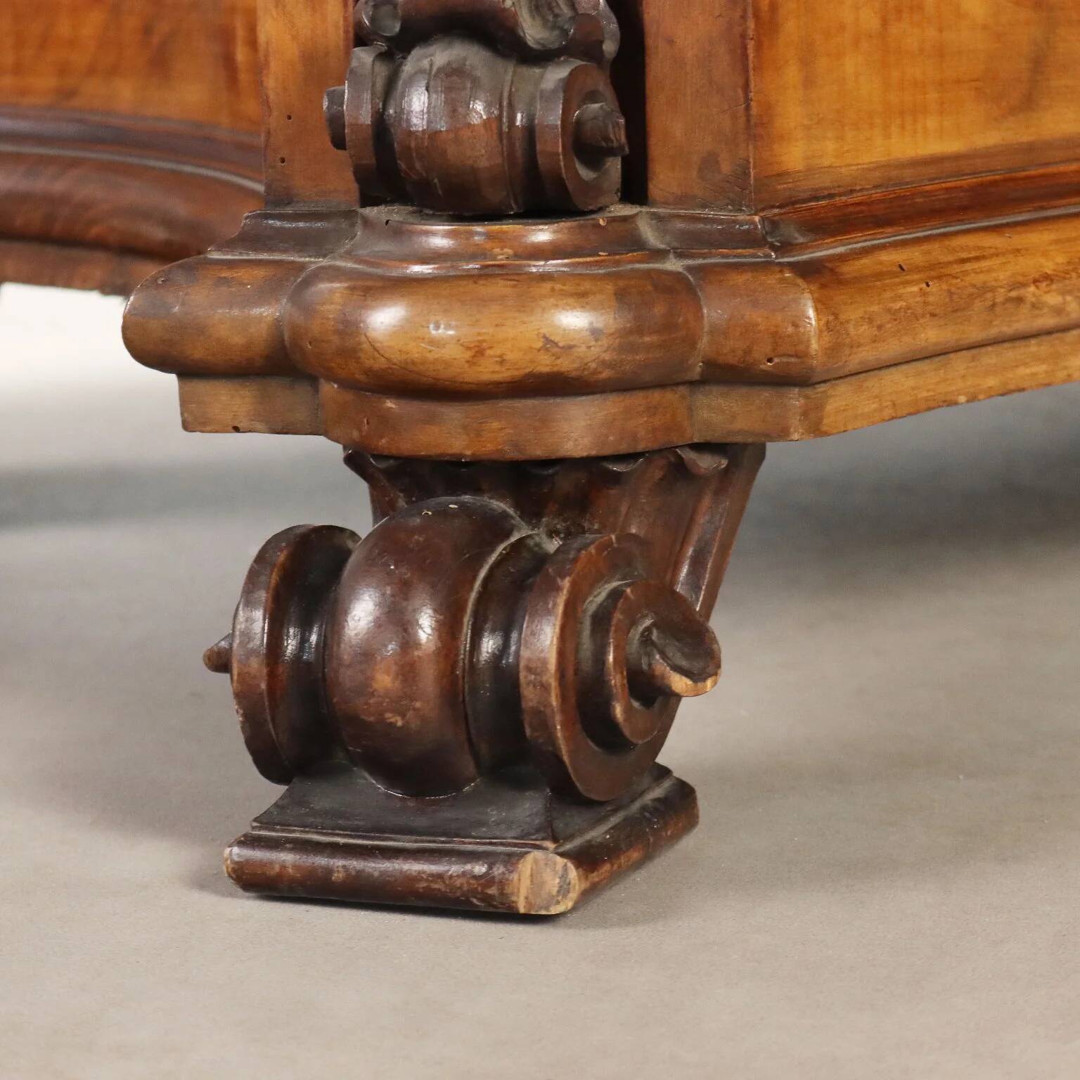 Table Art déco en noyer et loupe de noyer