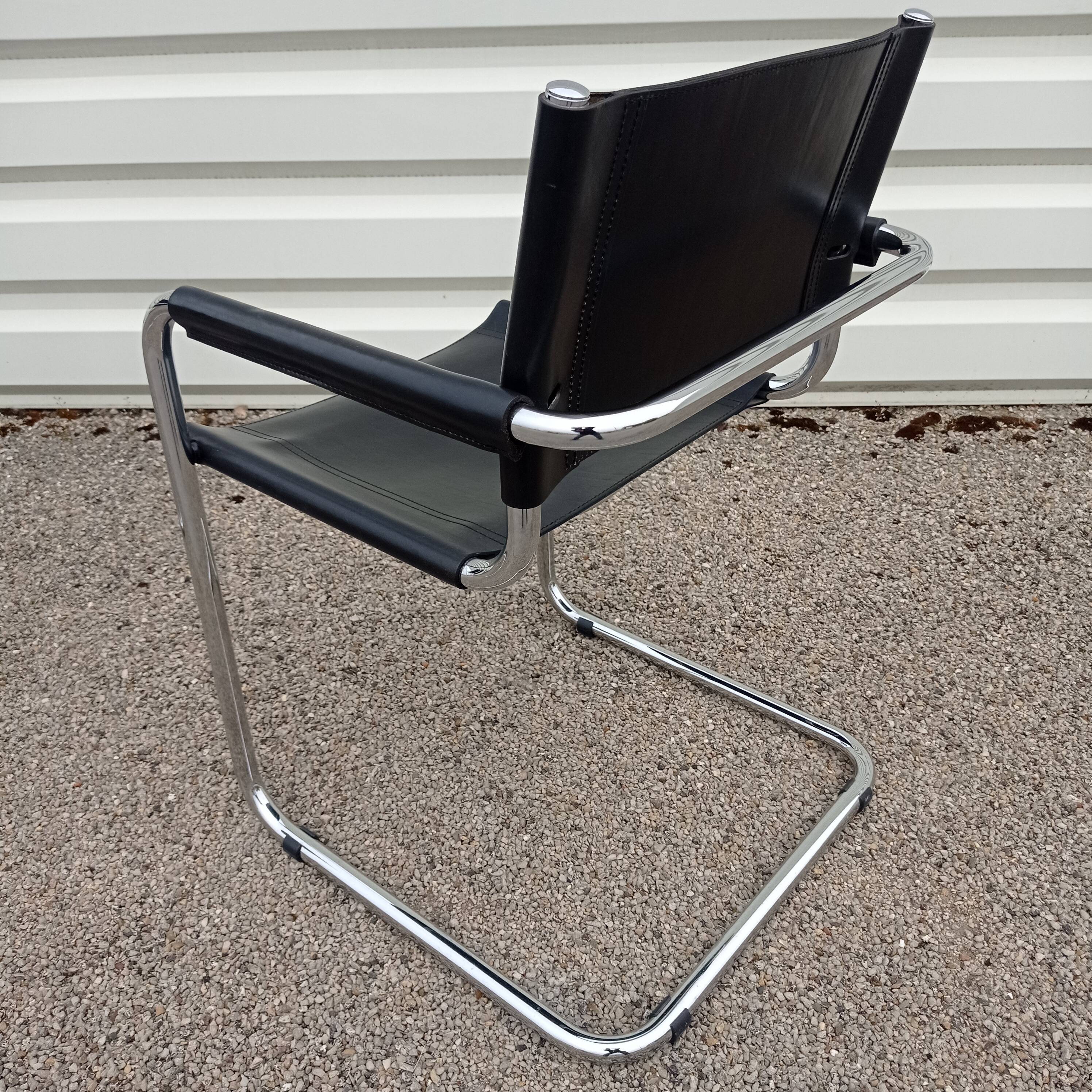 Paire de fauteuils Cantilever en cuir noir