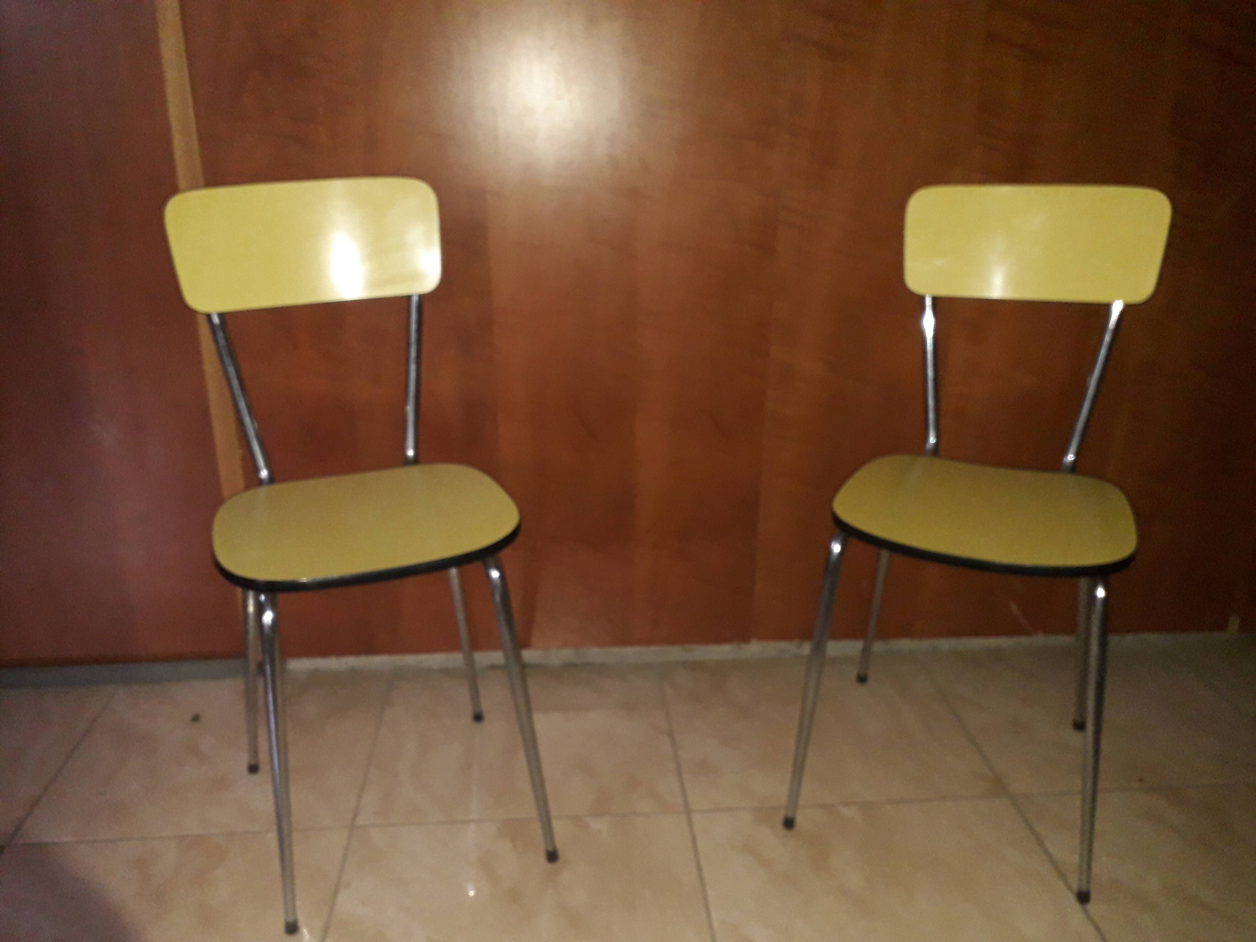 Paire de chaises en formica jaune  vintage