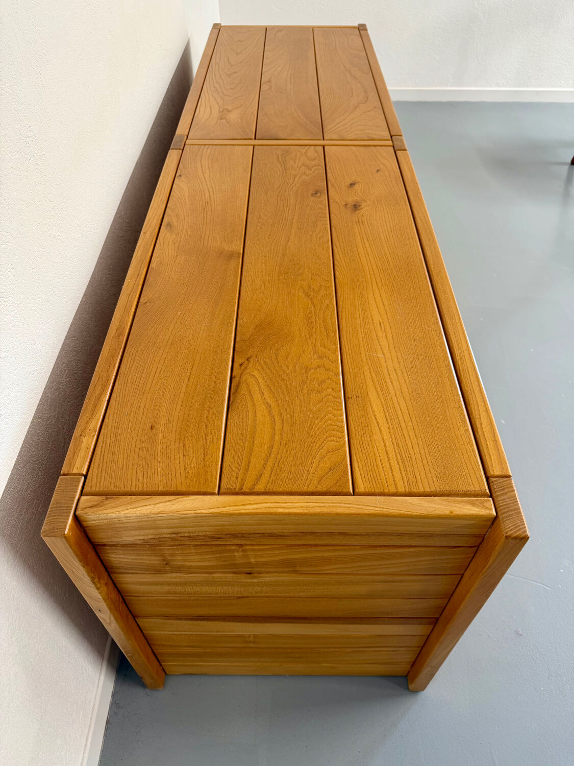 Low enfilade Regain in solid elm, French design from the 1970s, vintage.