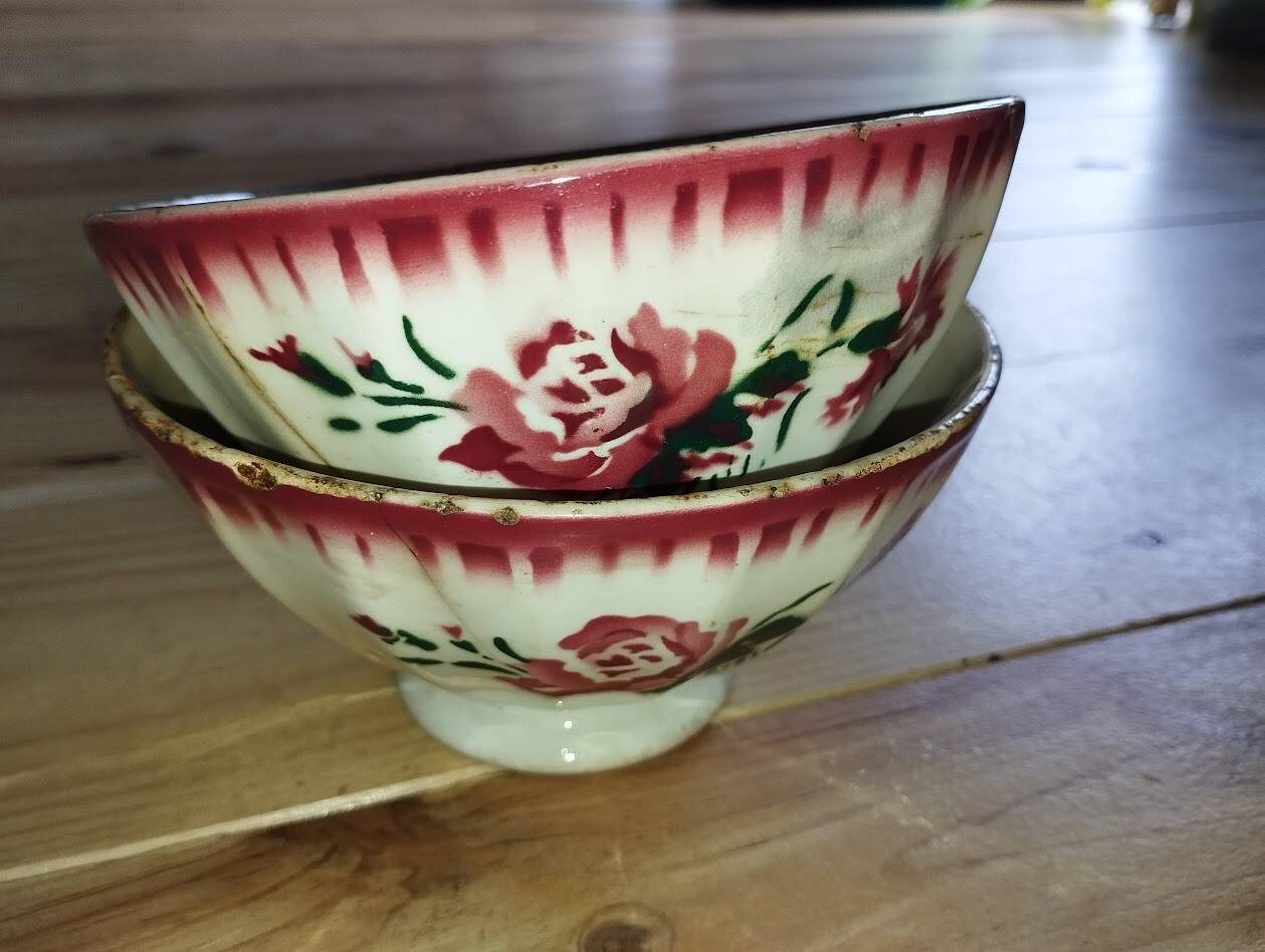 Bowls Faïencerie de Sarreguemines with rose decoration (the two red ones)