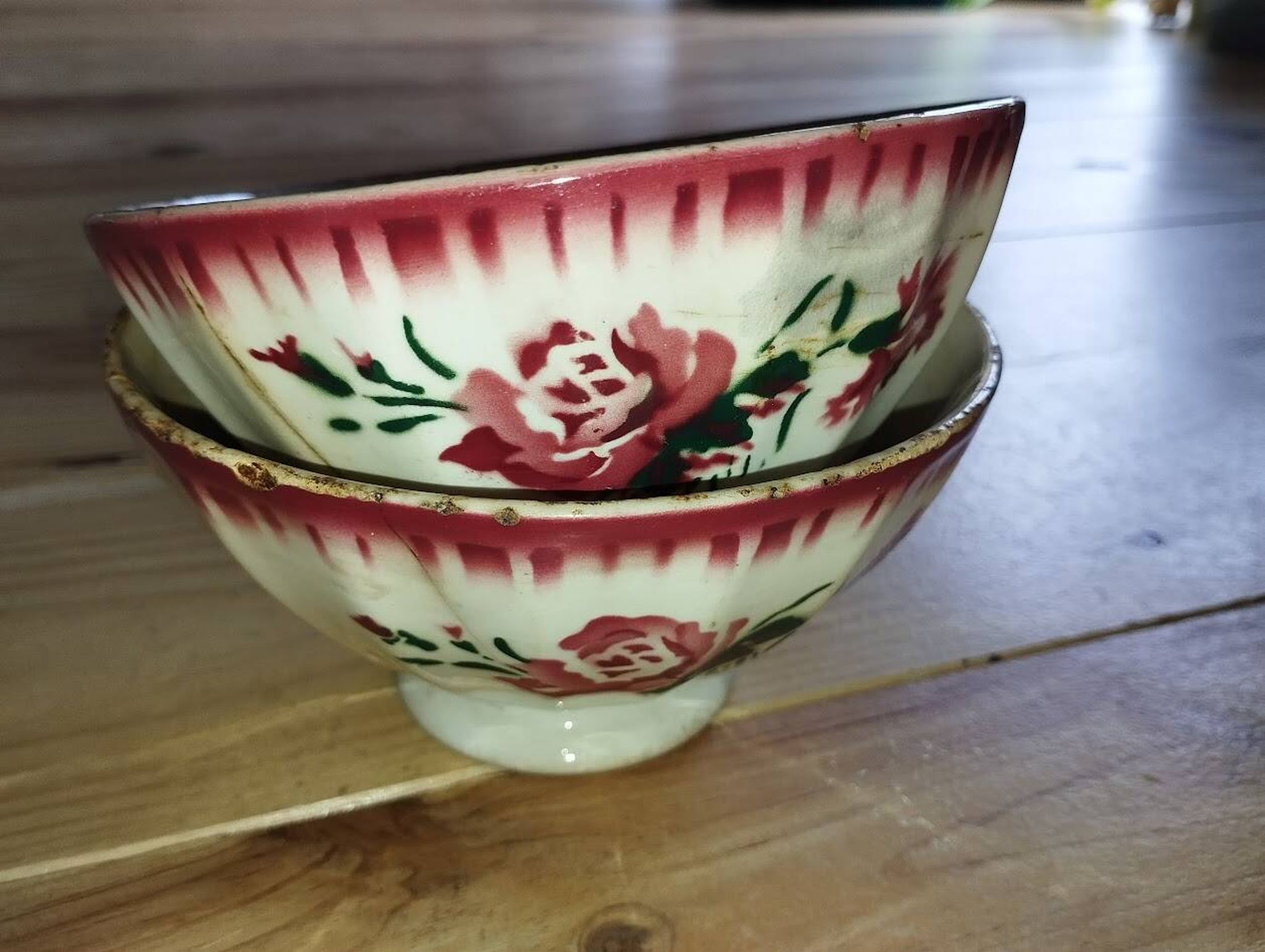 Bowls Faïencerie de Sarreguemines with rose decoration (the two red ones)