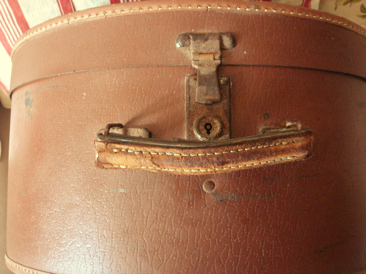 Hat box brown