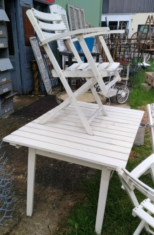 Folding wooden garden furniture