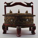 Boîte en bois laque Tayo rouge et doré sur pieds hexagonale , Birmanie XX ème