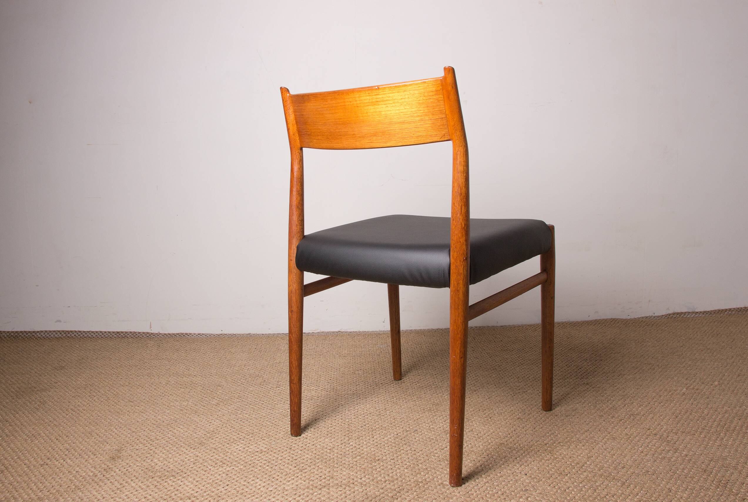 6 Danish chairs in teak and new skai, model 418 by Arne Vodder 1960.
