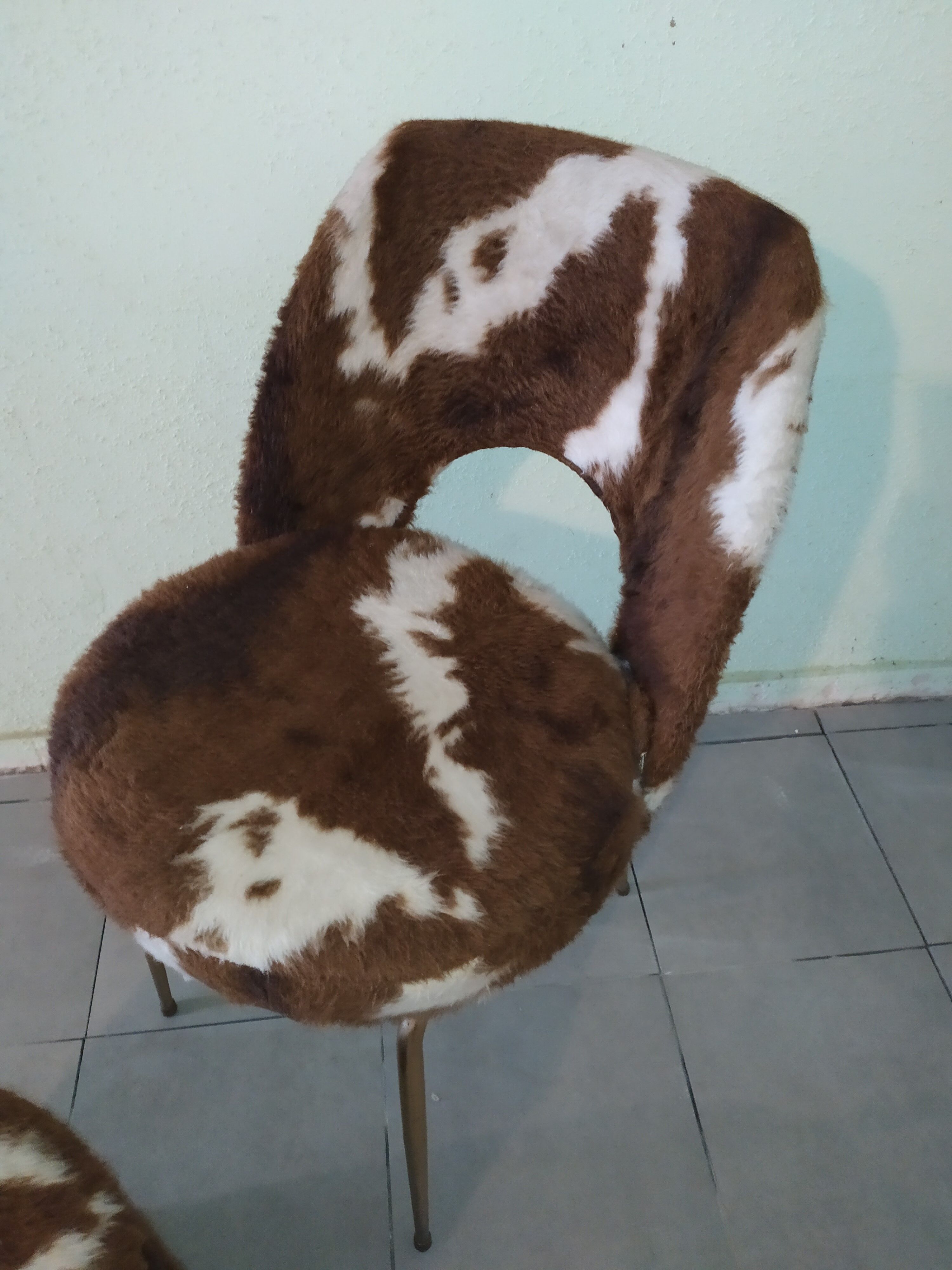 Chaise + pouf moumoute orange vache brun blanc vintage