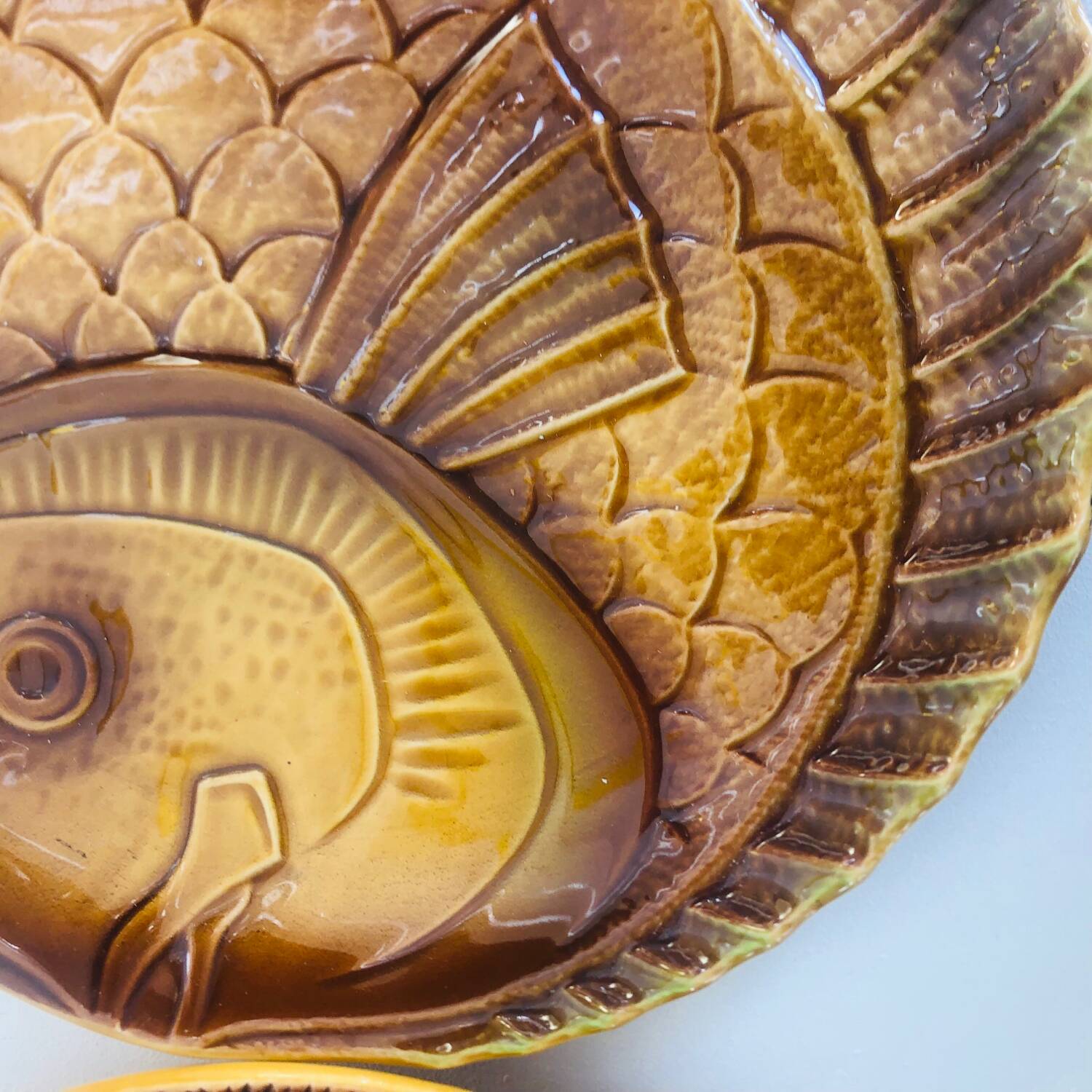 Lot de 2 plats en barbotine Sarreguemines décor poissons