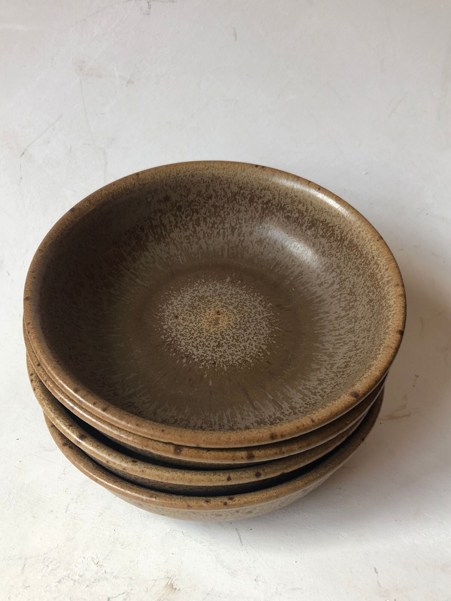 Ensemble de 4 assiettes creuses en grès, “Poterie d'Alésia"