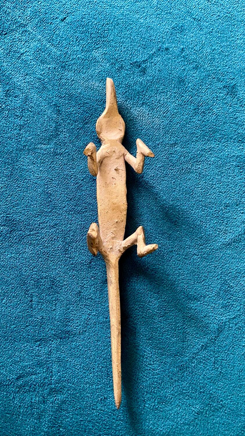 6 crocodile-shaped brass knife holders