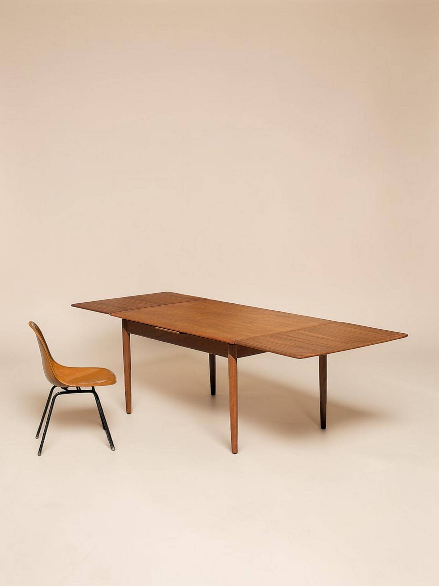 Dining table in teak Samcom