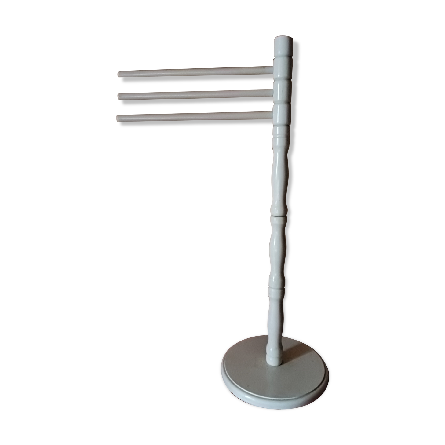Bath towel rack in white wood, three bars.