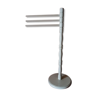 Bath towel rack in white wood, three bars.