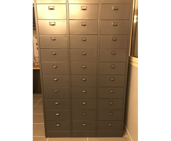 Wardrobe with metal lockers