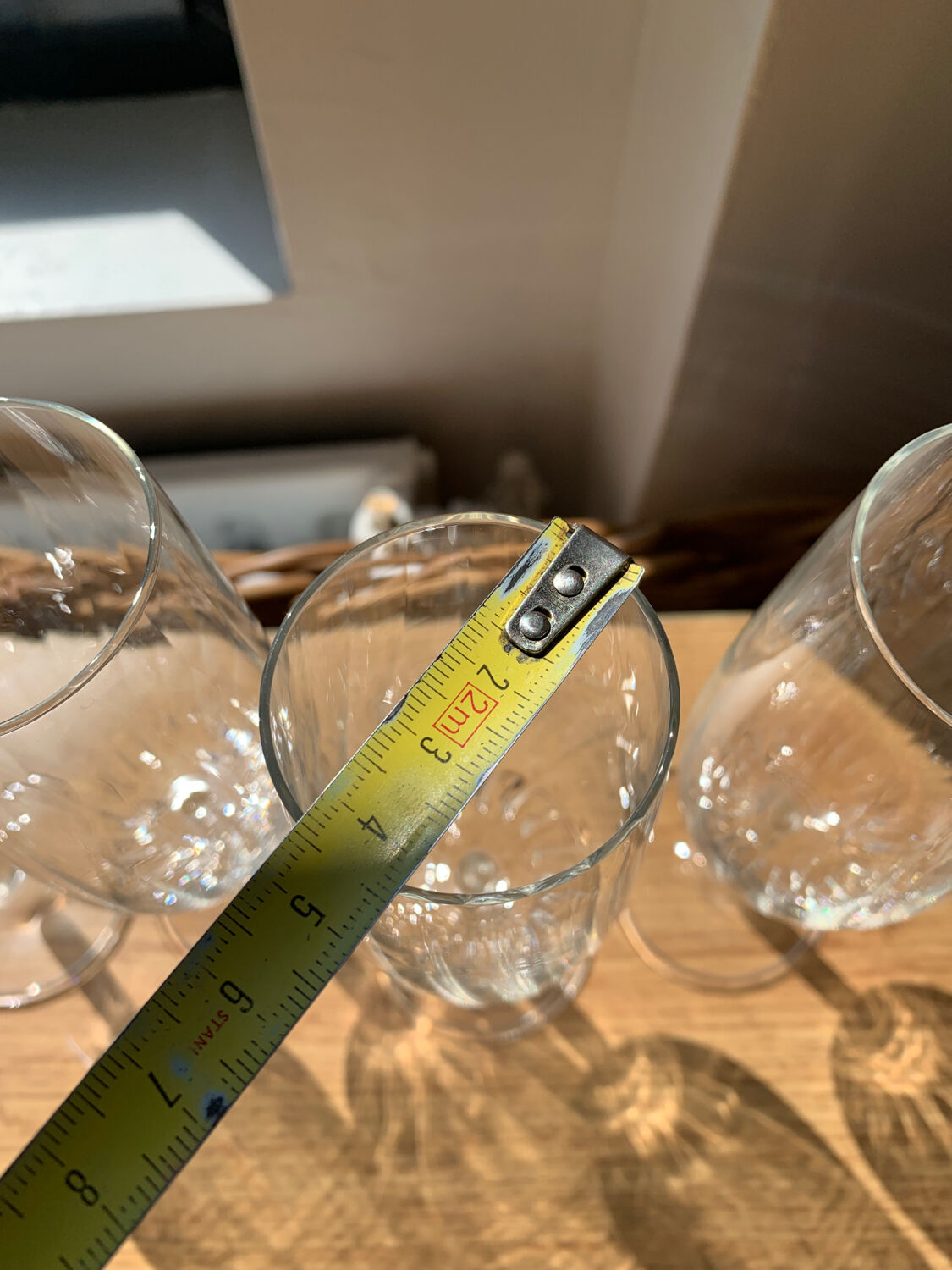 4 flutes stemmed glasses wine / champagne