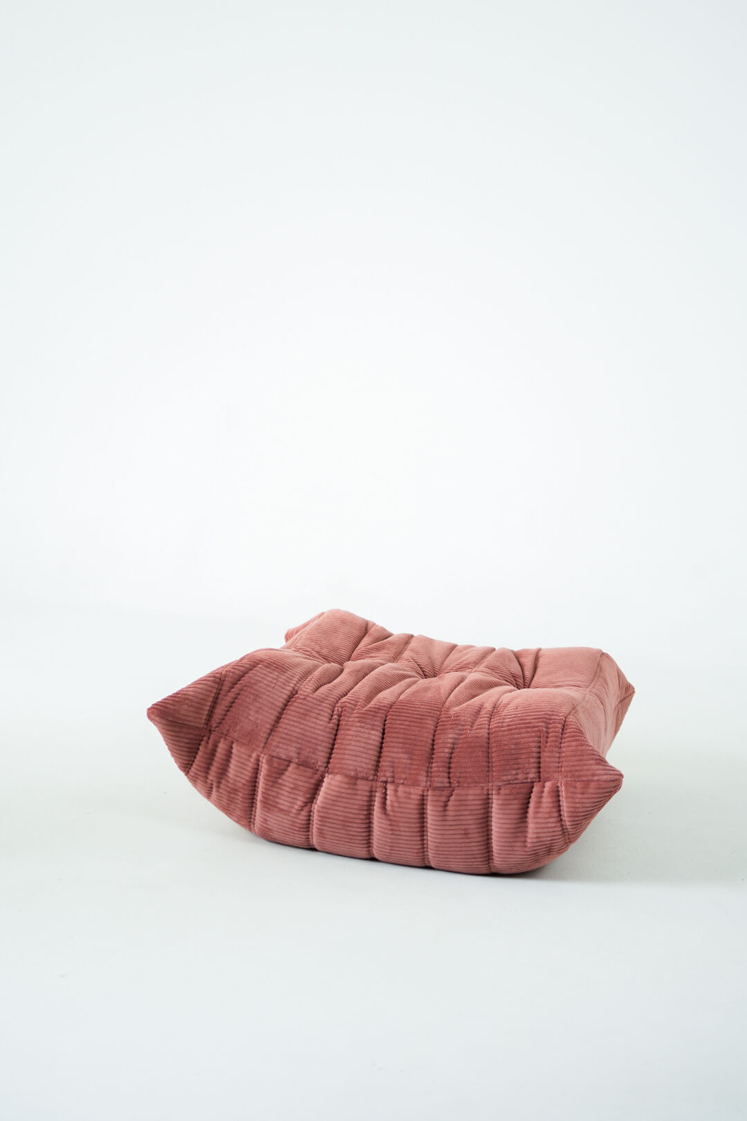Ensemble de chaise et pouf Togo en velours côtelé framboise