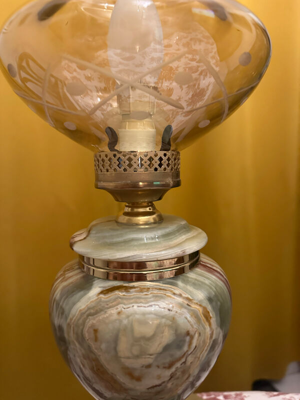 Lampe de bureau en onyx et laiton de style lampe à petrole