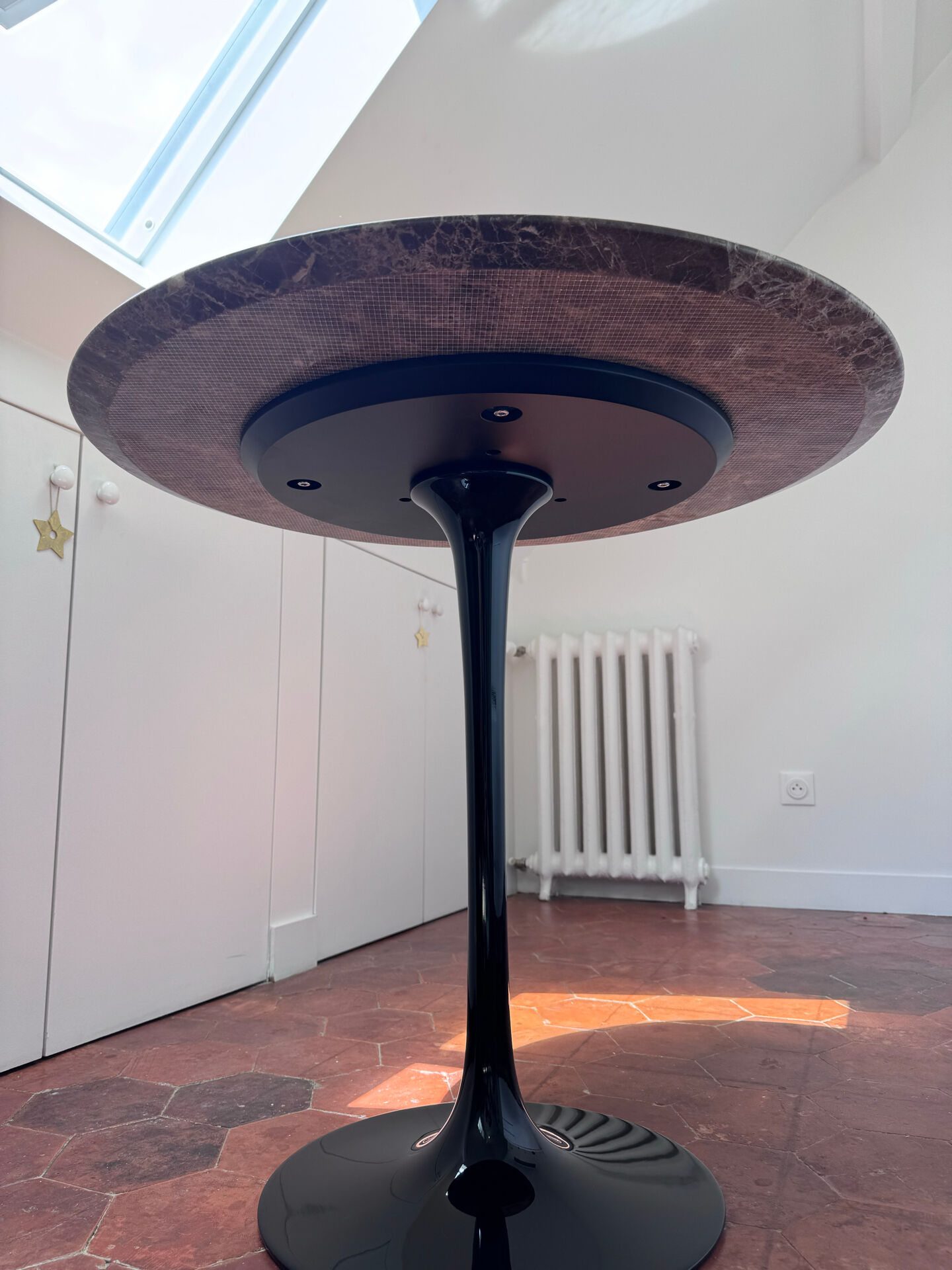 Tulip Table – Eero Saarinen style – dark brown Emperador marble top
