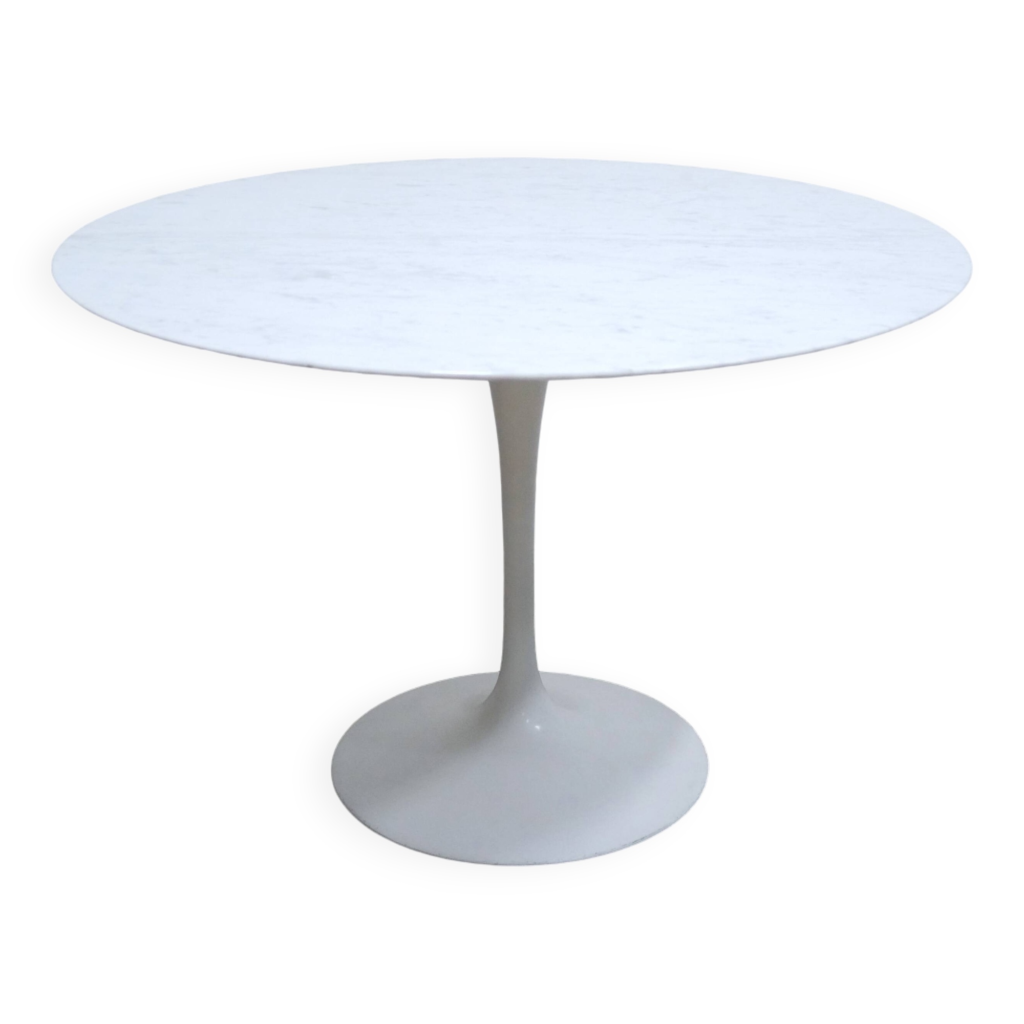 Round tulip table in marble by E. Saarinen for Knoll International