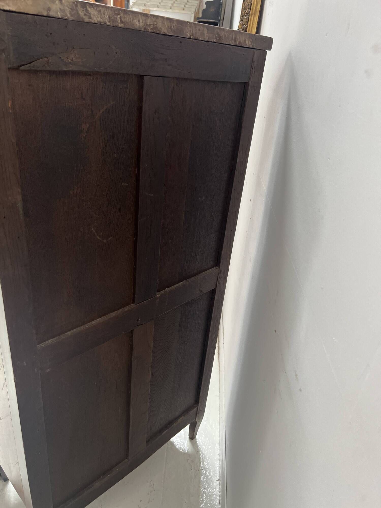 Transitional style chest of drawers in rosewood and amaranth veneer, 20th century.