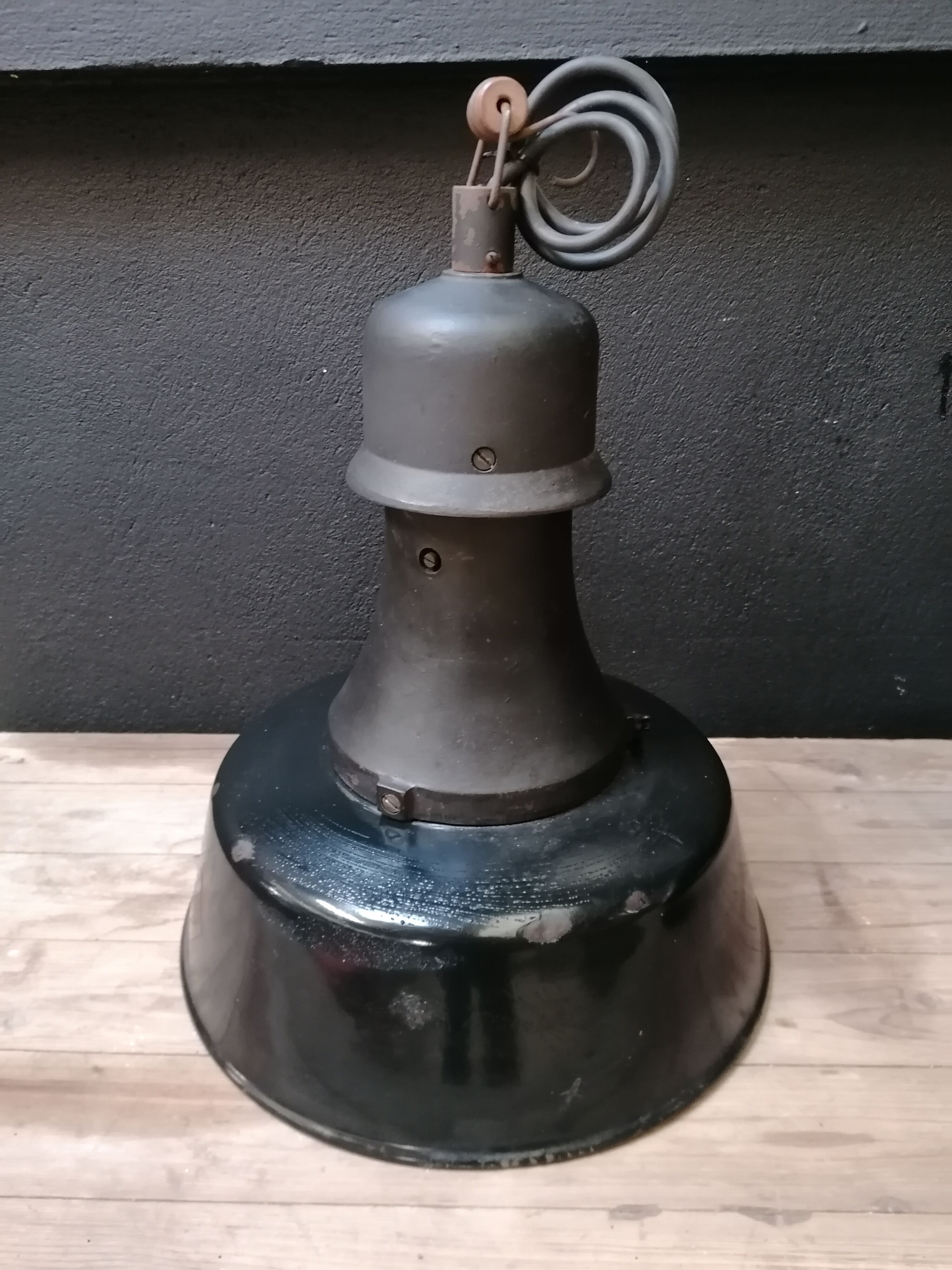 Industrial hanging lamps in enamelled metal, 50