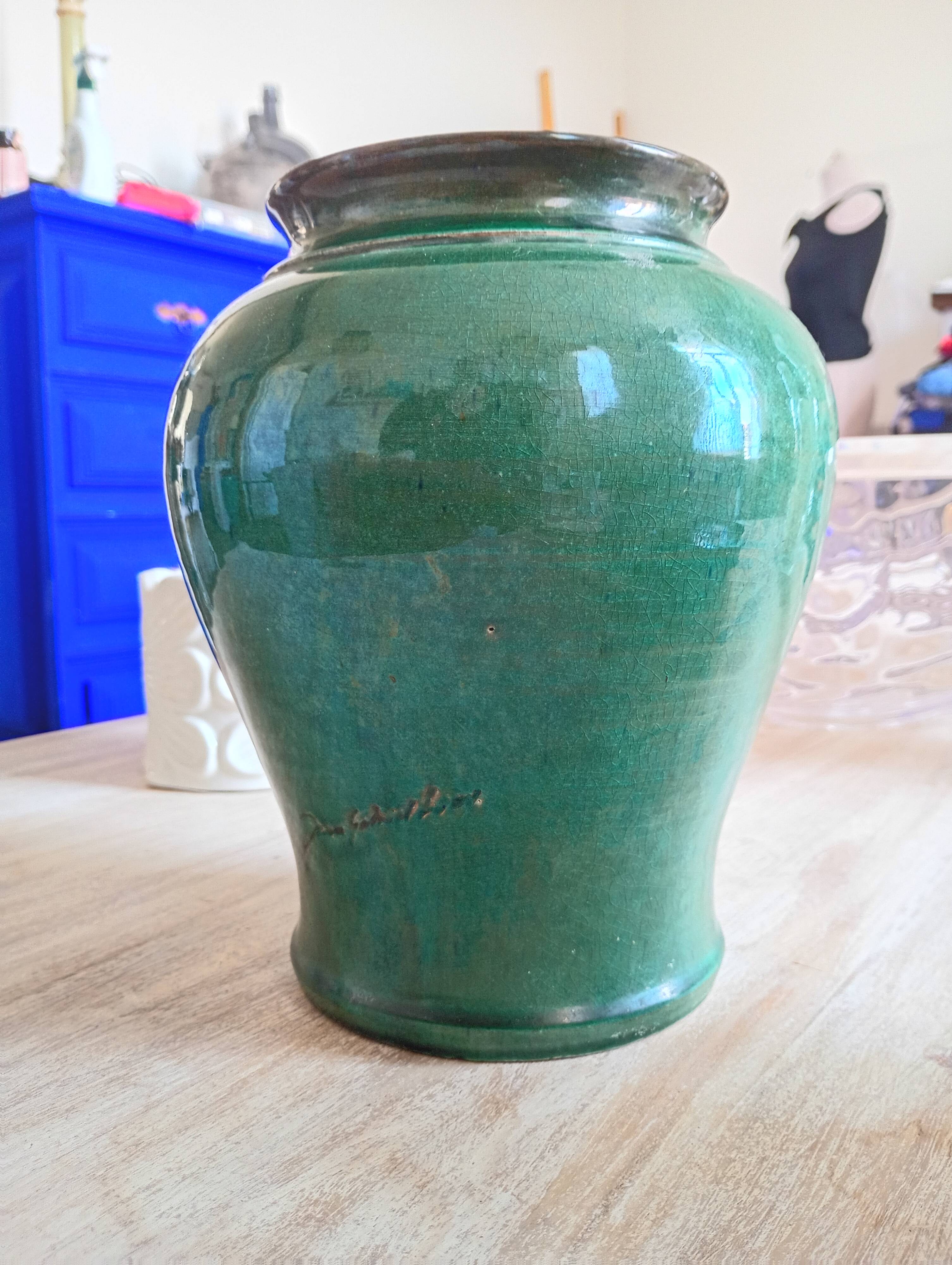 Vase en terre émaillée verte