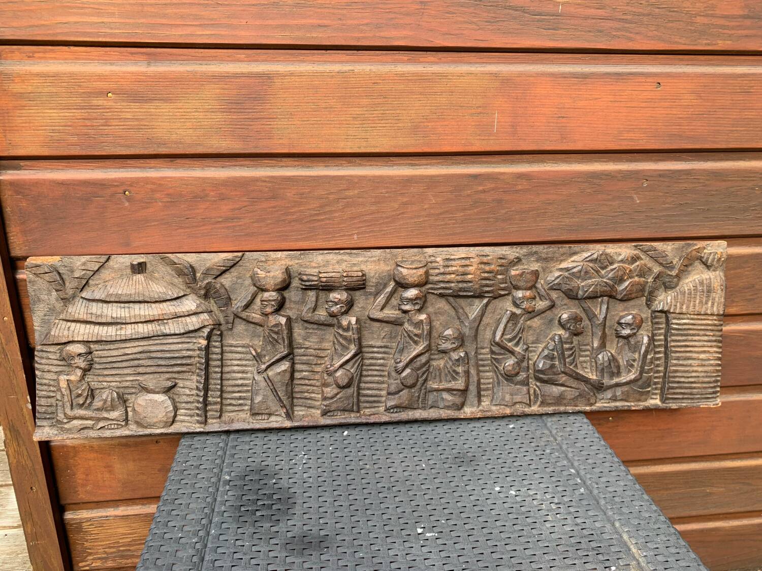 Scène ethnique sur panneau en bois sculpté