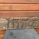 Scène ethnique sur panneau en bois sculpté