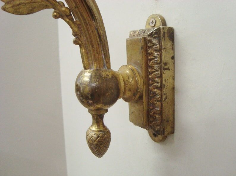 Bronze wall lamp with green tulip