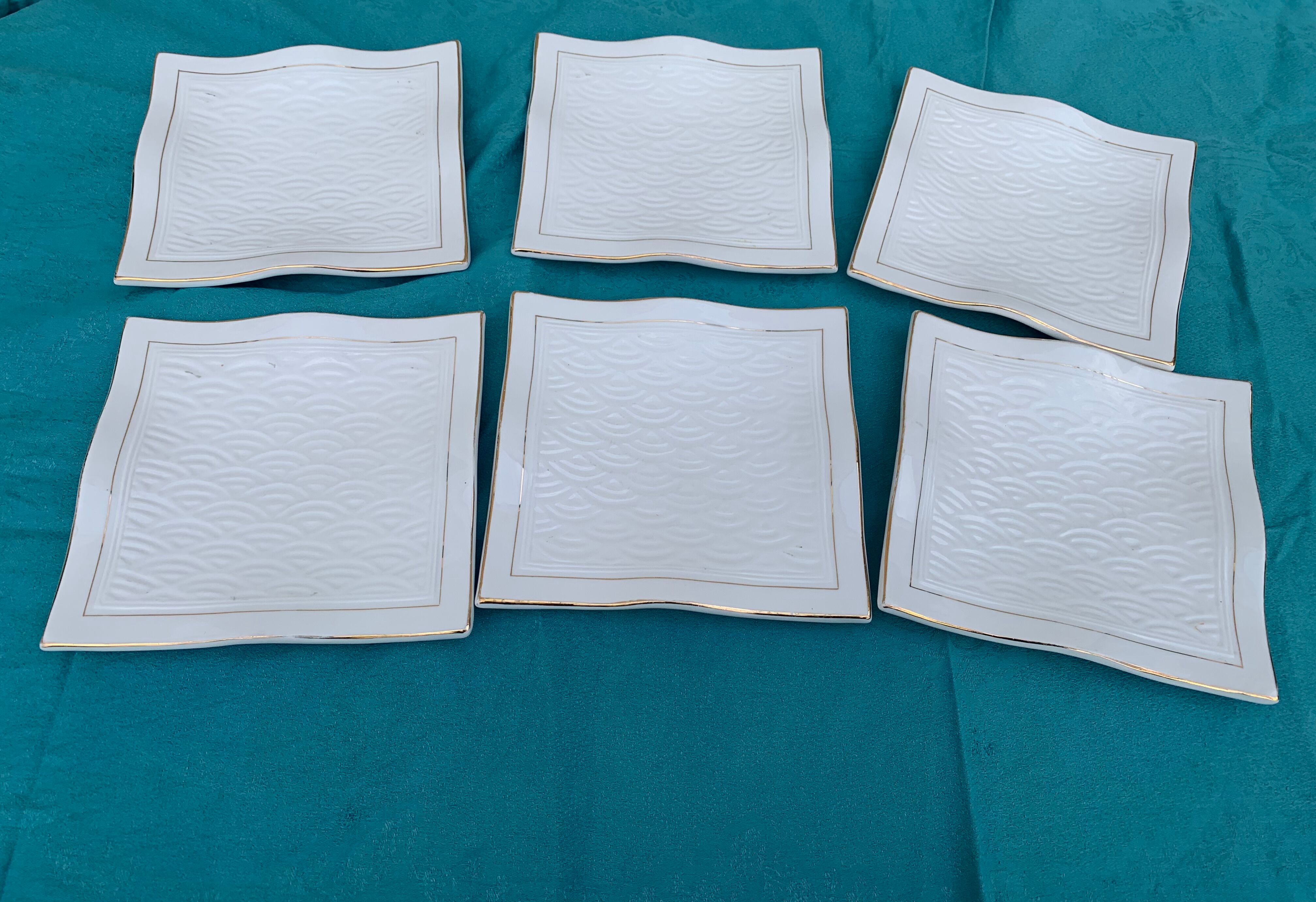 6 white glazed ceramic plates vague design and contemporary patterns